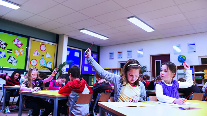 Настройката за енергизиращо осветление от SchoolVision: интелигентно осветление за обучение за моментите, в които нивата на енергия са ниски