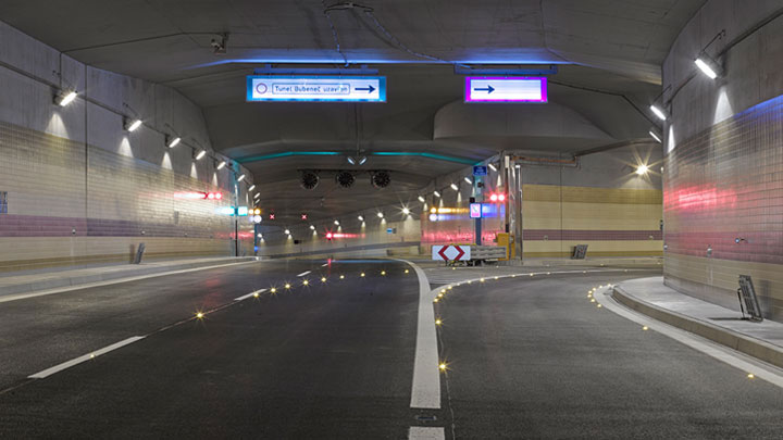 LED маркерните светлини допълват пътните знаци, като подобряват движението и безопасността на пътя