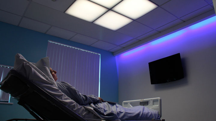 Осветлението за болници HealWell от Philips Lighting подпомага естествения ритъм на съня на пациентите, с което подобрява лечението