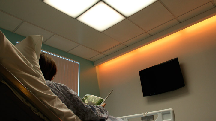 Вграденото LED осветление HealWell от Philips Lighting подобрява престоя на пациентите с осветление, което може да променя цвета си и подпомага ритъма на съня