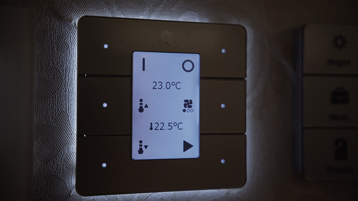 Панелът с подсветка Antumbra от Philips Lighting персонализира системата за управление на стаята RoomFlex спрямо марката Ви