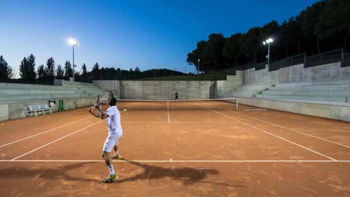 Осветление за тенис кортове – прожекторно осветление