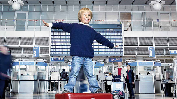 Деца играят в добре осветен терминал на летището