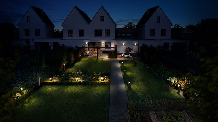 Магическа атмосфера в осветената градина и тераса с външното осветление на Philips