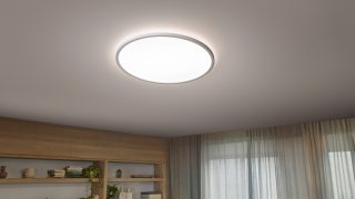 Винтидж вдъхновени висящи LED лампи с нажежаема жичка създават топла атмосфера в уютна трапезария, демонстрирайки енергийно ефективни и стилни решения за домашно осветление